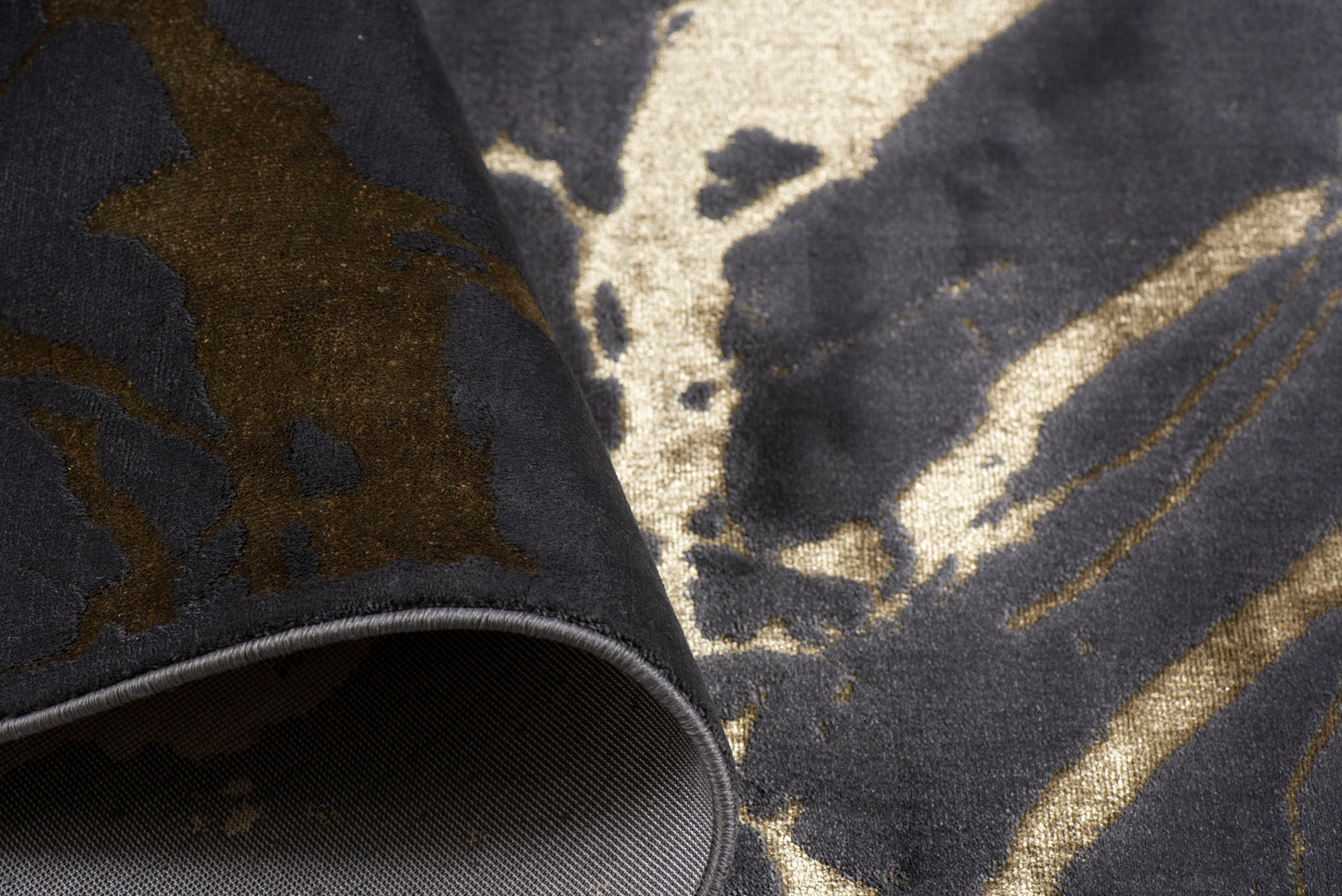 Tapete Zuria Negro-Dorado 1041C